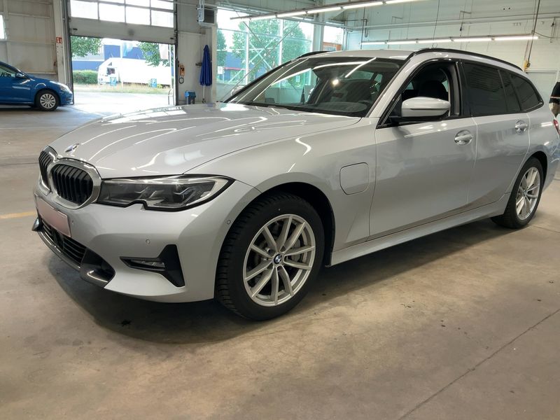 BMW 3er 330e — 1/8