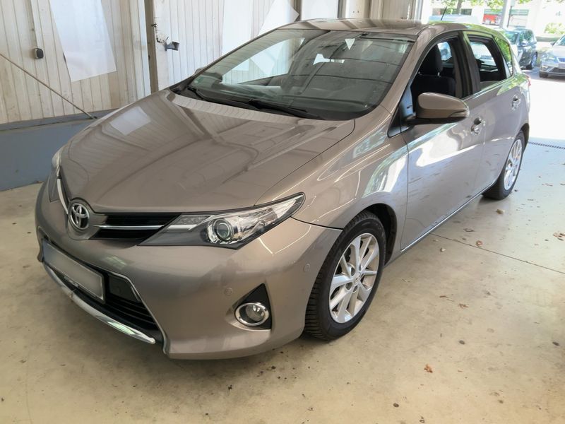 Toyota Auris 1.6 — 1/8