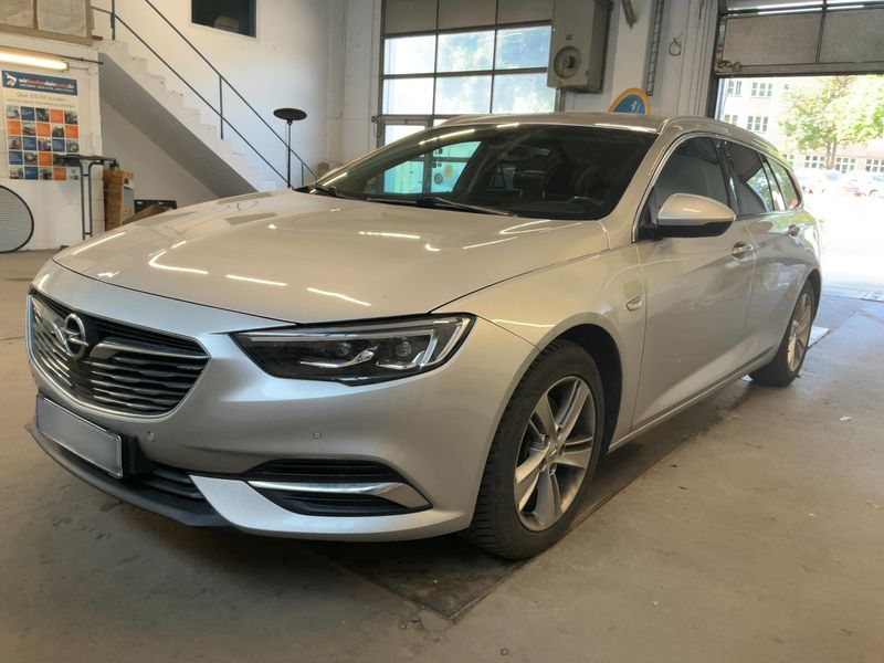 Opel Insignia Sports Tourer 2.0 CDTI — 1/8