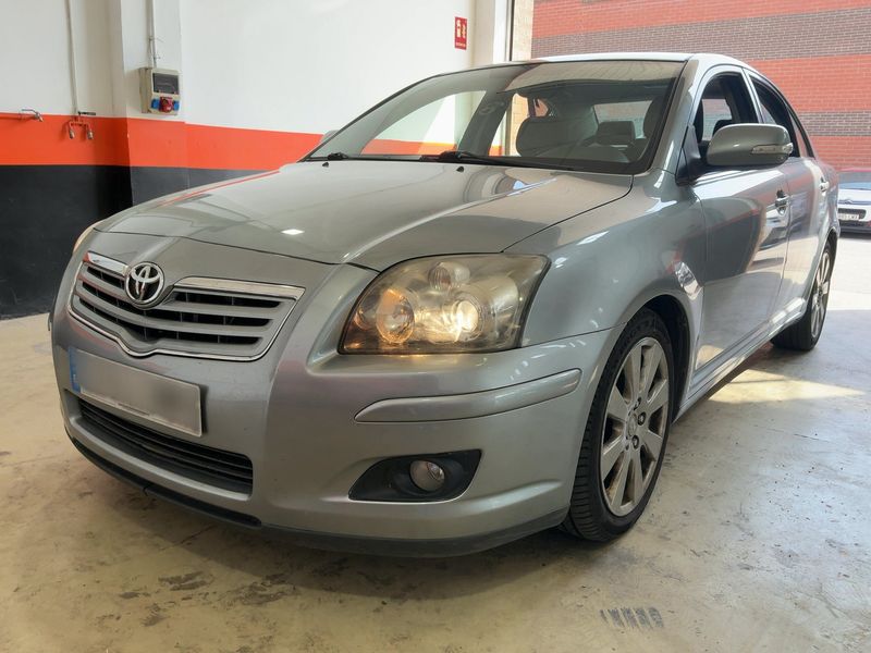 Toyota Avensis 2.2 D-4D — фото 1