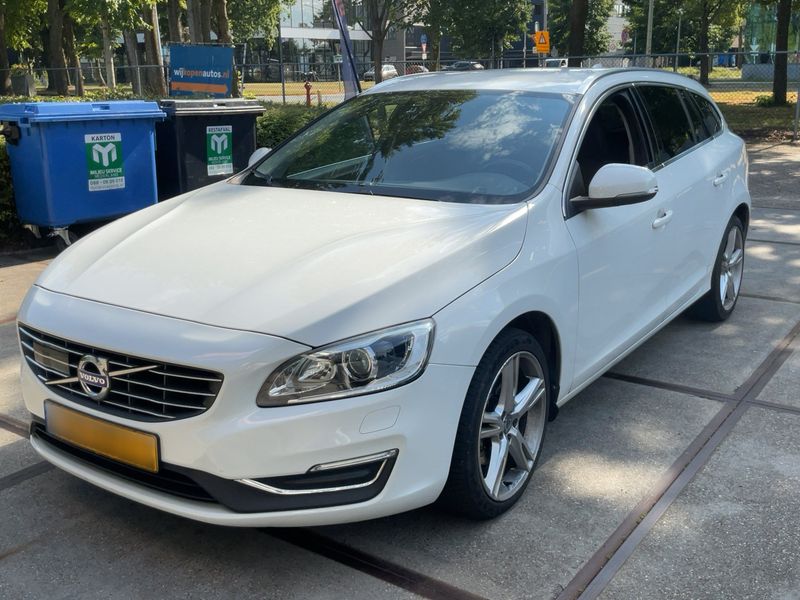 Volvo V60 2.0 D4 — 1/8