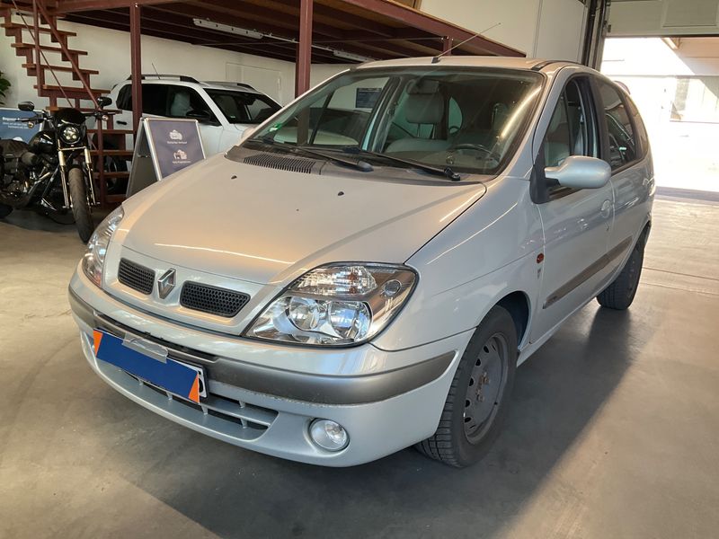 Renault Scenic 2.0 — 1/8