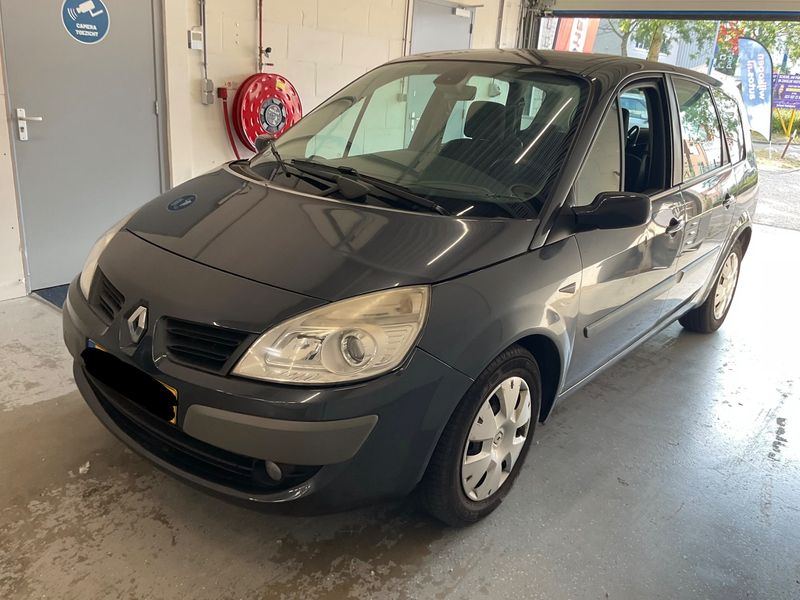 Renault Grand Scenic 2.0 — 1/8