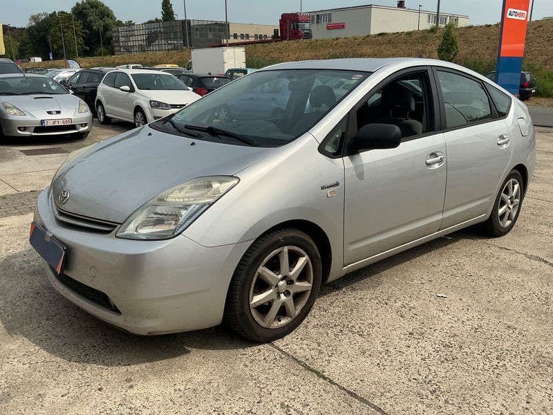 Toyota Prius 1.5 — фото 1