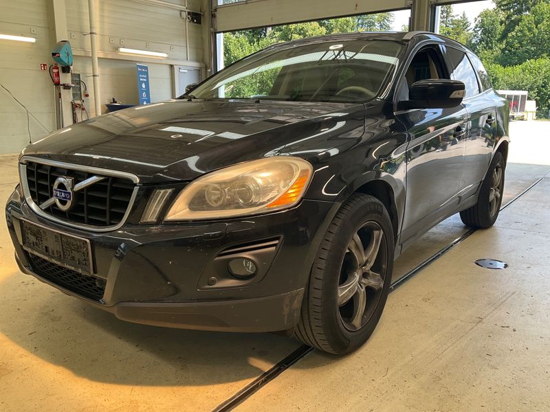 Volvo XC60 2.4 D4 — 1/8