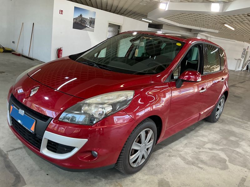 Renault Scenic 2.0 — 1/8