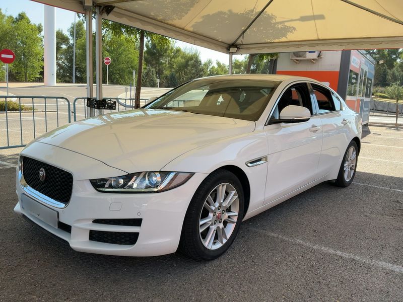 Jaguar XE 20d — фото 1