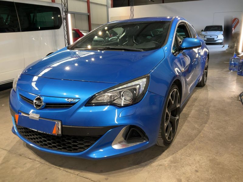 Opel Astra GTC 2.0 Turbo — фото 1