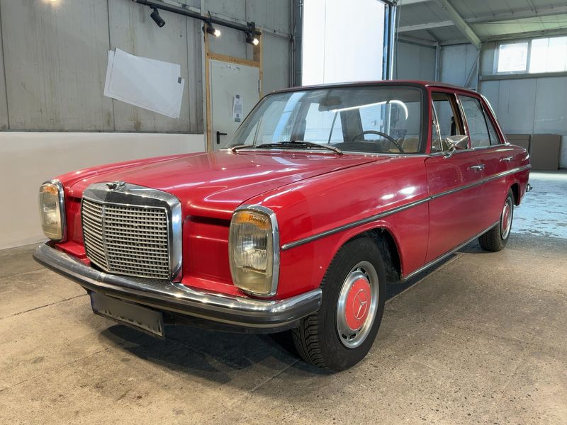 Mercedes-Benz Strich Acht D 220 — 1/8